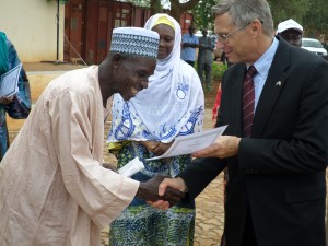 Niger NTD hero Mr. Sani Bokoye receives certificate from US Deputy Mission Chief Richard Bell 