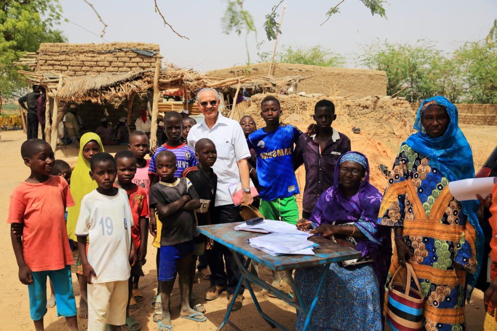 END in Africa Project Director Bolivar Pou Visits a Neglected Tropical Disease Surveillance Site in Niger. Photo: HKI